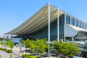 Makuhari Messe International Exhibition Hall 9-11 Hall has a bow-shaped roof that arranges the waves of Sotobo and Uchibo