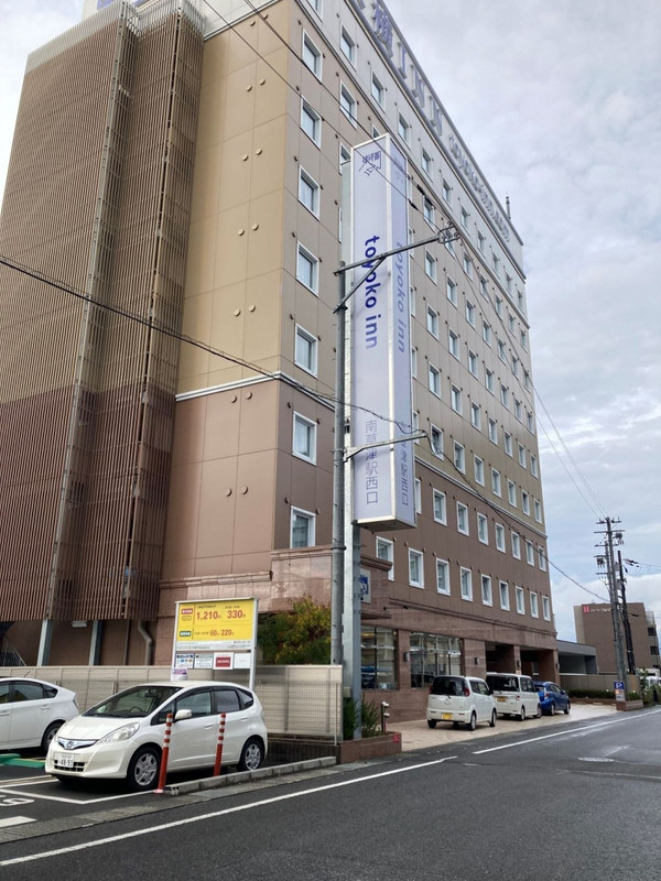 駅からすぐだが、線路沿いの道は、夜間はかなり暗い。