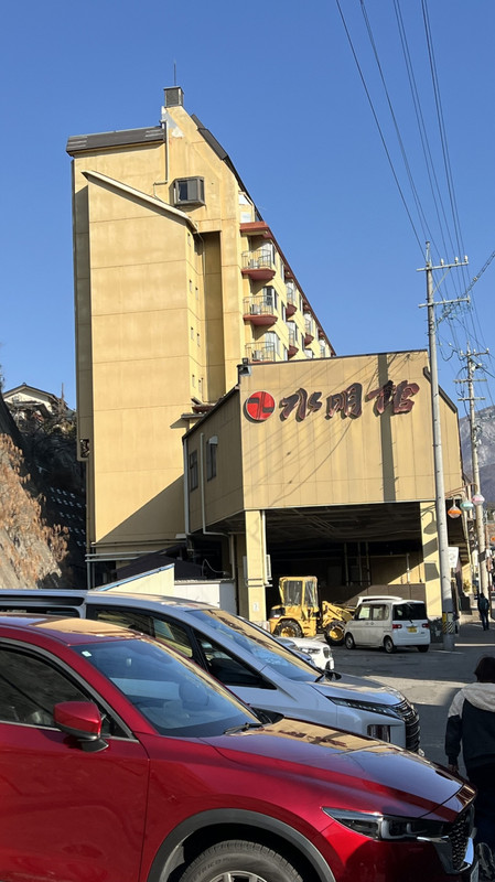 湯田中駅から歩いて5分ほどで着きます。