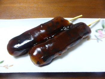 「石谷もちや」 料理 32512986 あやめ団子（1本98円）今回はお持ち帰りにて