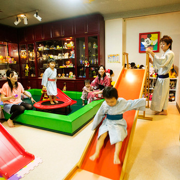 ベビーグッズや絵本など貸出品が充実。遊具とおもちゃ満載のキッズルームも♪4059622