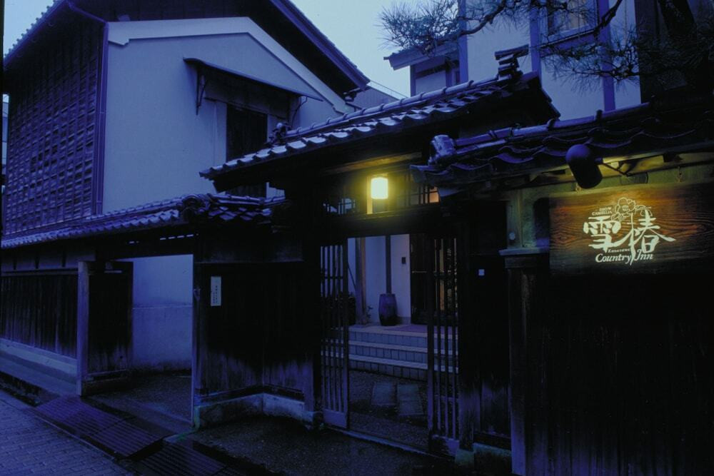 施設の正面 (日没後)