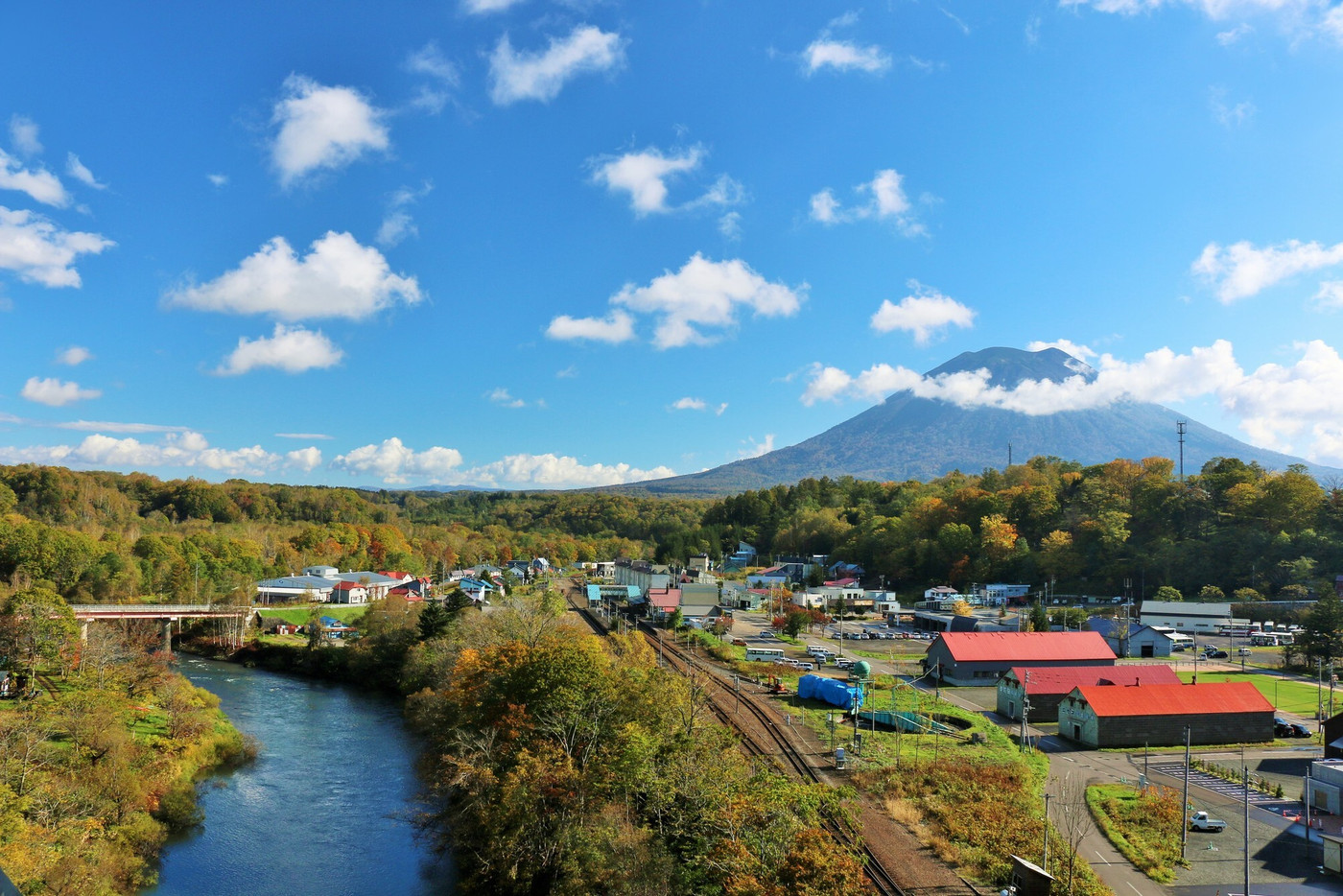 北海道　青空のニセコと羊蹄山