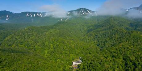 日本で唯一の泊まれる世界自然遺産 秘境知床の温泉宿 地の涯