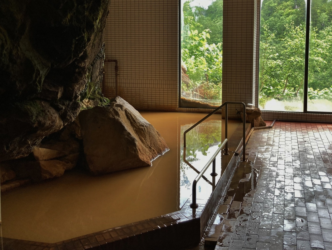 2日目の内風呂。この日は茶褐色だが、1日目は無色の湯だった