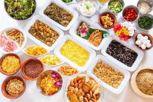 朝食ビュッフェは海を眺めながら