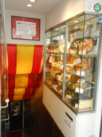 「スペイン料理銀座エスペロ みゆき通り店」外観 699043 地下への階段