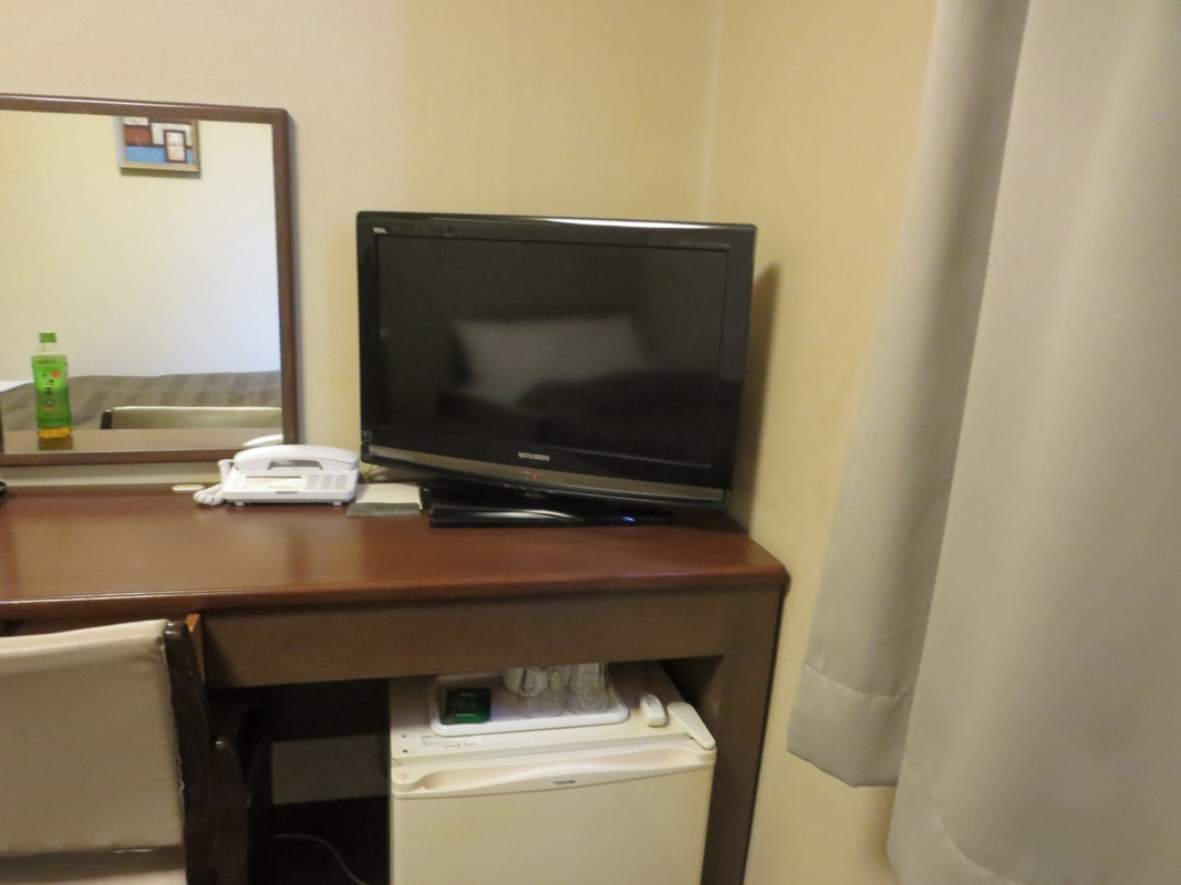 テレビと空の冷蔵庫があります