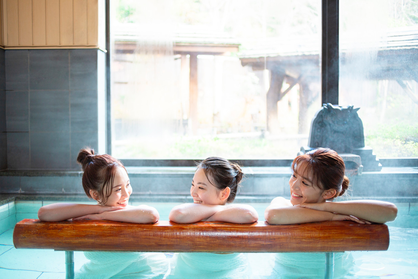 露天風呂を楽しむ女性と友達