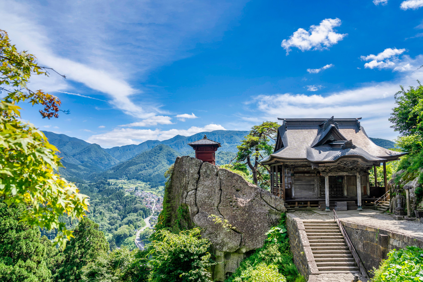 夏の山寺の風景　立石寺　開山堂と納経堂 　山形県山形市