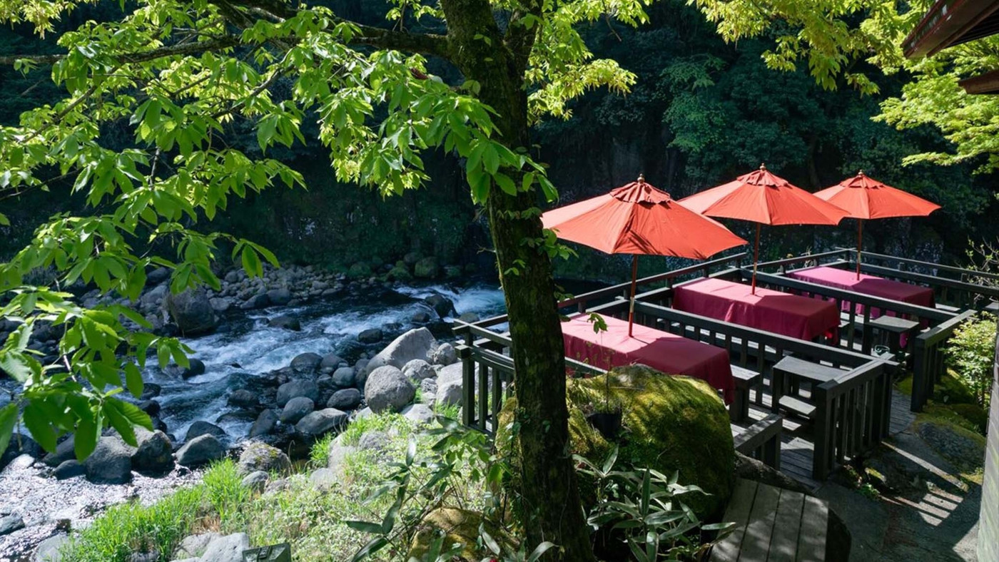 菊池渓谷を流れる川のせせらぎの耳を澄ませる3654800