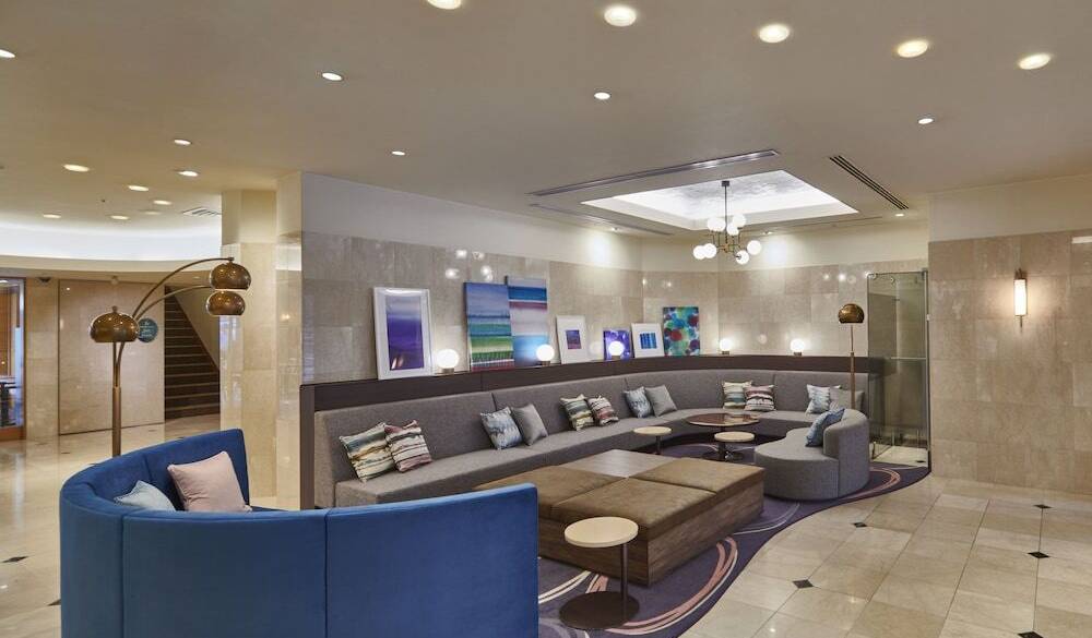 青い色で統一されたロビー / 1