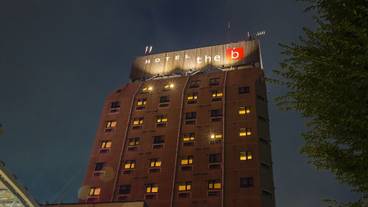 施設の正面 (日没後) / 2