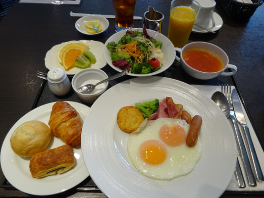 コロナの朝食はバイキングでなく和食か朝食を選ぶタイプに変更。
