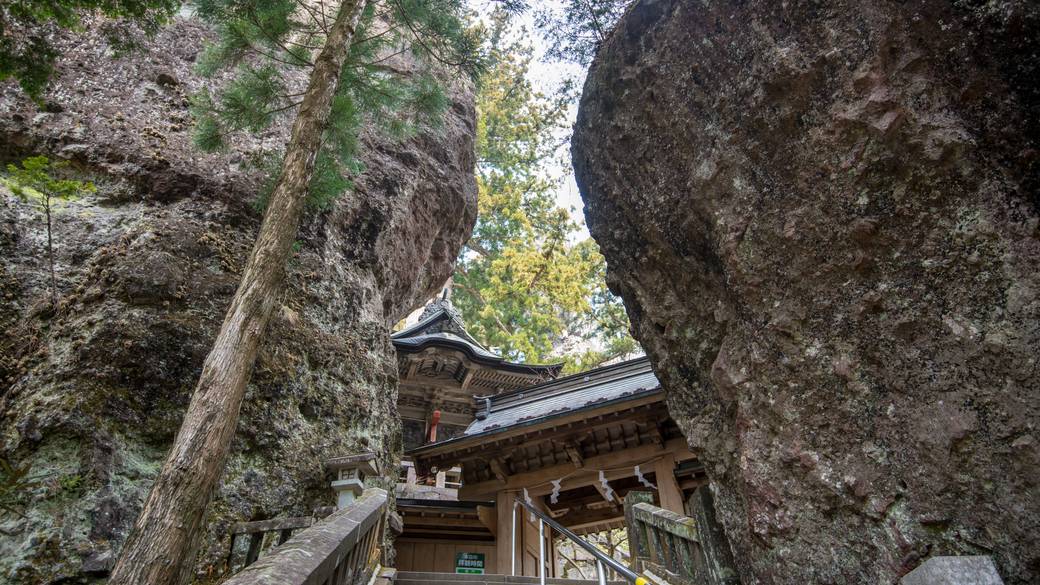 「榛名神社」で
そびえる奇岩に驚く / 1