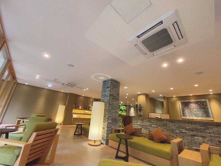 自然に癒されつつ
優雅にチェックイン / 2