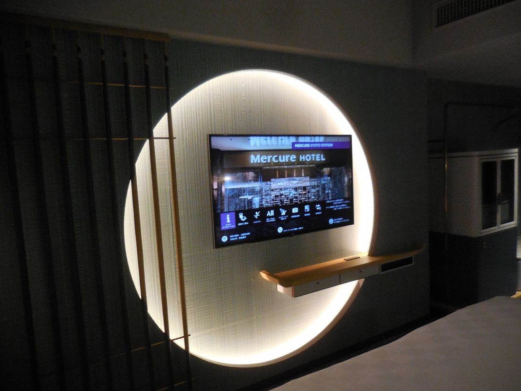 月見障子をイメージした壁だそうです。