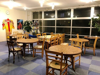 談話スペースで観光情報交換3645346