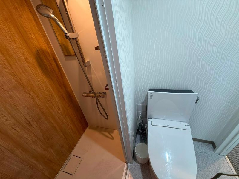 バスルーム。バスタブはなし。シャワーとトイレが別々。