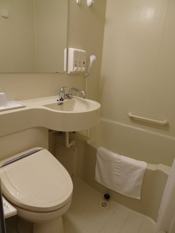 狭いバスルームですが、きれいです