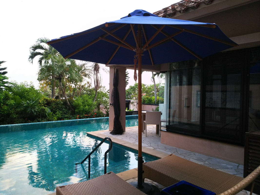 プールが見えるテラスにテーブルセット　水着用脱水機もあります