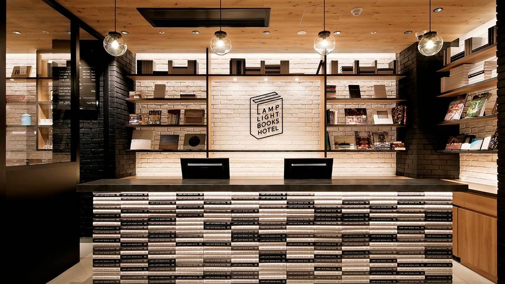 カフェ&本屋を併設した
ホテルへチェックイン / 2