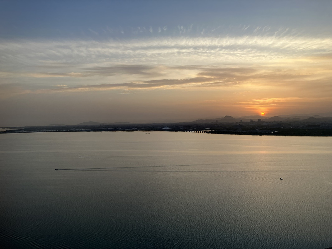 部屋からの日の出