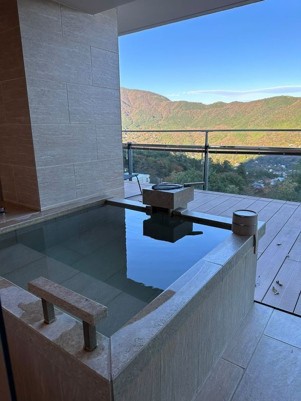 ゆとりのある石造りの客室露天風呂。シャワーブースは屋内にあり、寒い日も快適に。シャンプー類はTHANN(タン)製で、バスローブ、作務衣、浴衣と、寛ぎ着が充実しているのも嬉しい / 1