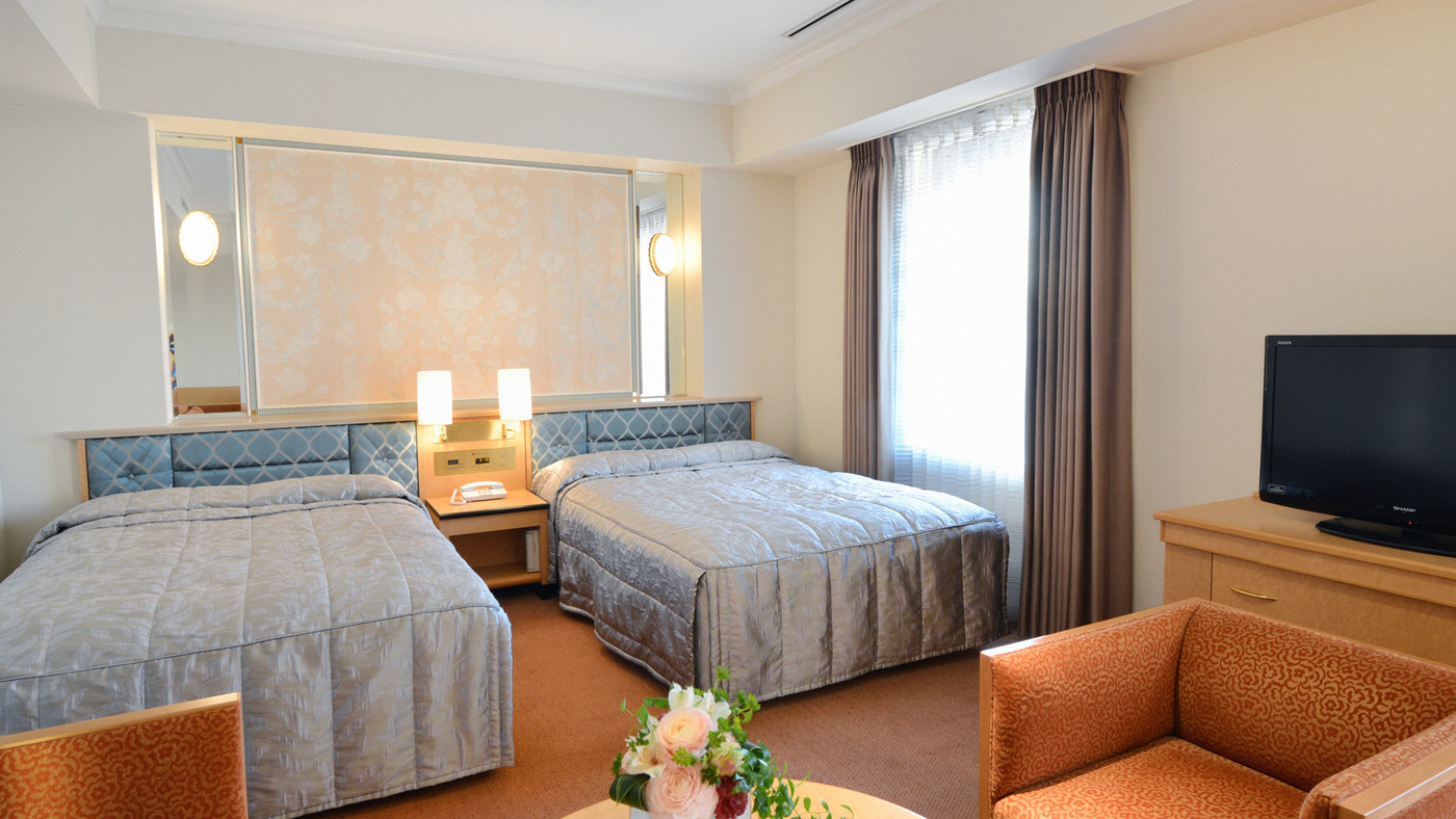 ヨーロッパ調の家具に高級ベッドが並ぶ快適空間3406379