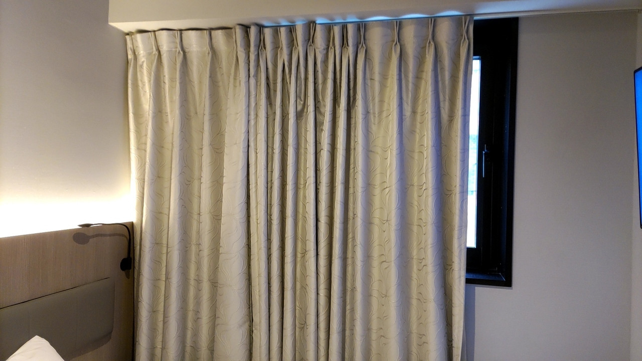 隣のマンションビューで、部屋のカーテンが1枚しかないので日中