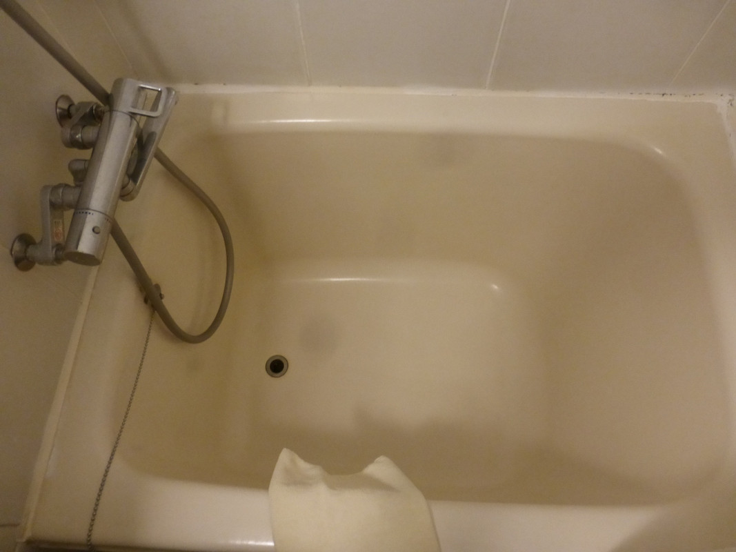 バスタブ内は少し狭い。