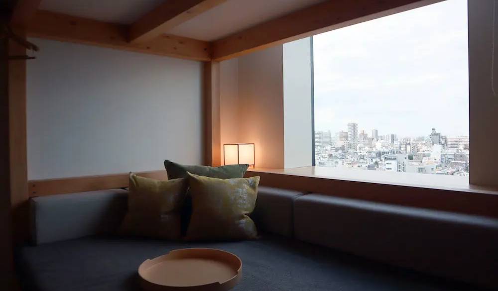 客室のソファから見られる景色が印象的。都電沿いにあるけれどとても静かで、景色を見ながらゆっくり過ごすこともできました。