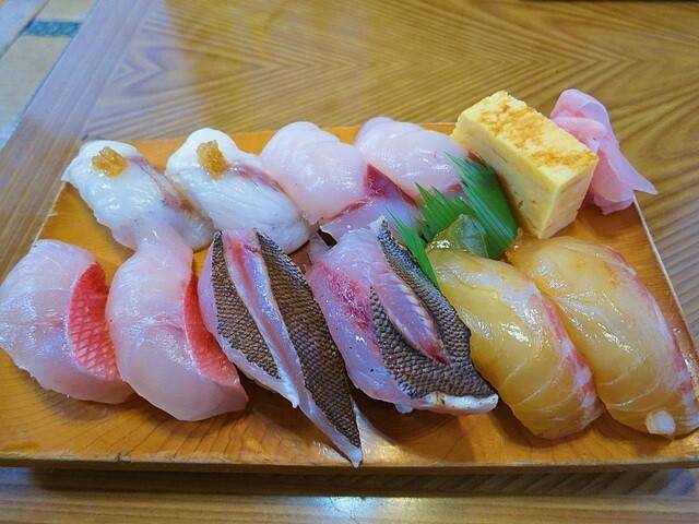 地元民に愛される
「巴寿し」でお寿司 / 2