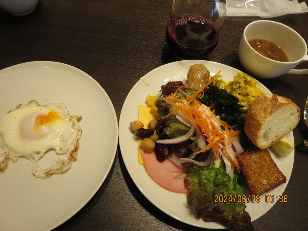 朝食　焼き過ぎの目玉焼き