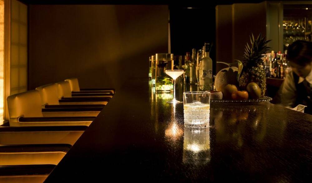 水盤を望むバーで
美しいカクテルを / 3