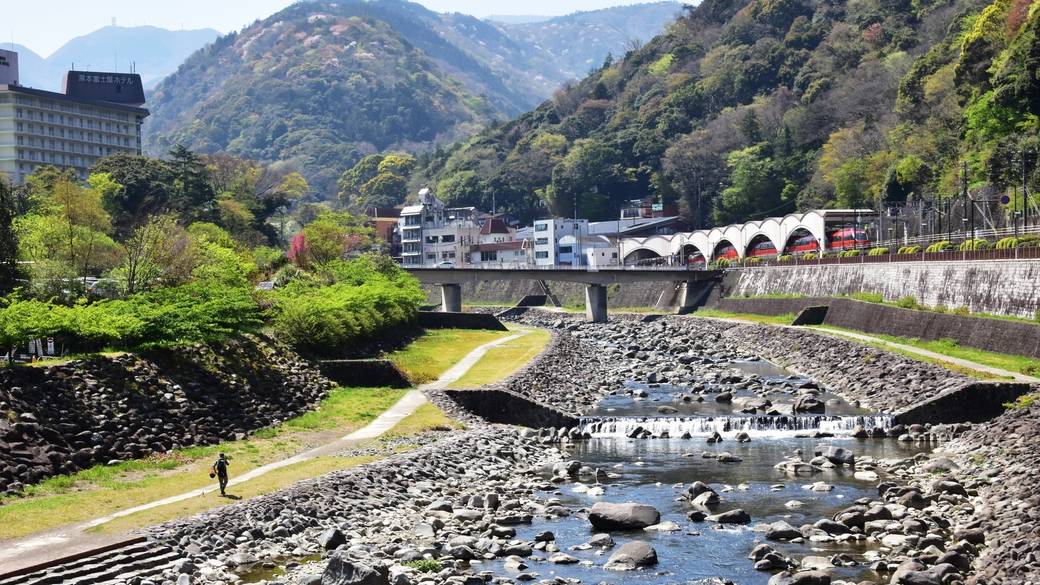 箱根湯本駅と早川 / 1