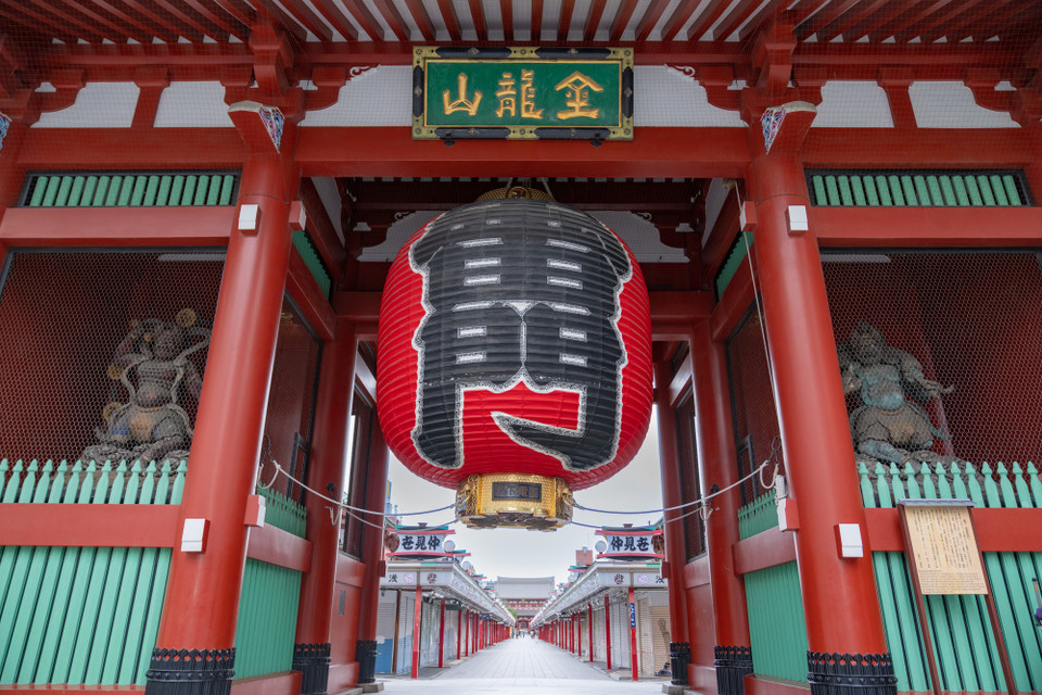 早朝の浅草寺