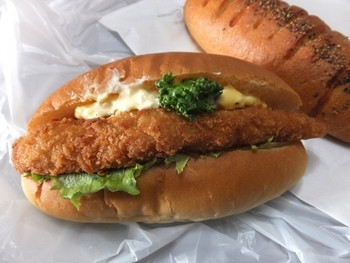 「ノートル・クゥル」料理 621453 白身魚フライバーガー230円、安い