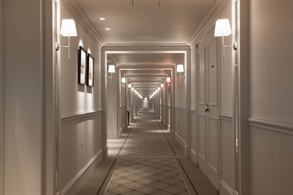 まっすぐに伸びる長い廊下と、東京駅の思い出3480991