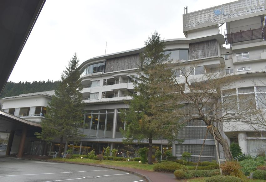 駐車場は建物脇と他の場所。ピストンのマイクロバスもある。