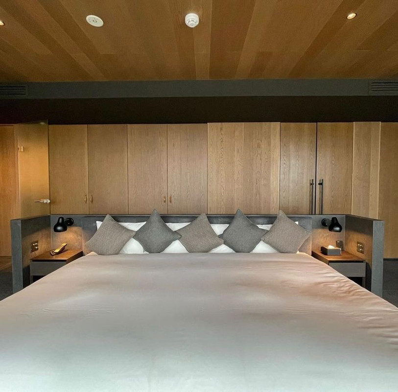 「スイートルーム ソラ」のベッドルーム。世界的に有名なホテルと同じメーカーのベッドが採用されている / 2