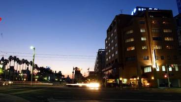 施設の正面 (日没後) / 1