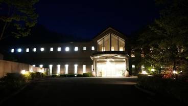 施設の正面 (日没後) / 1