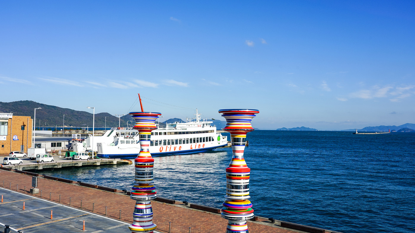 快晴の高松港から小豆島に向かう離島フェリー