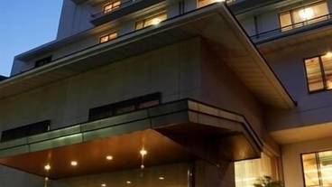 施設の正面 (日没後) / 1