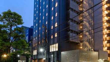 施設の正面 (日没後) / 1