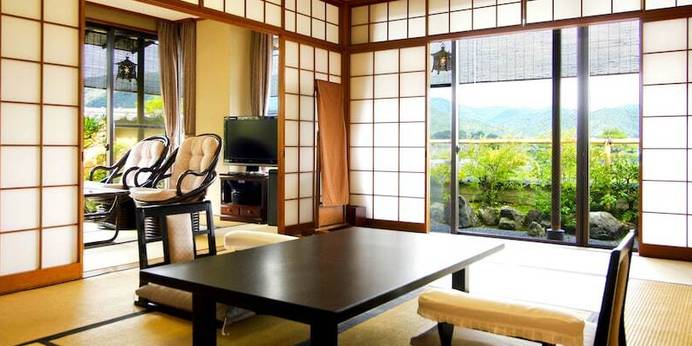 京都 嵐山温泉 渡月亭（京都府 旅館）：嵐山の絶景を望む露天風呂付き客室。12畳のゆったりした和室で寛ぎ、広縁から絵巻物のような景色を堪能できる。
●おすすめのシーン／カップルの記念日旅行、ご褒美女子旅 / 1