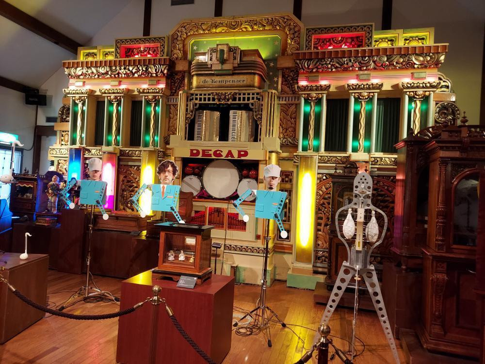 自動演奏オルガンとアート作品がコミカルにコラボ。「ROKKO森の音ミュージアム」は、アンティークオルゴールを中心とした自動演奏楽器などを、展示＆演奏する博物館 / 3