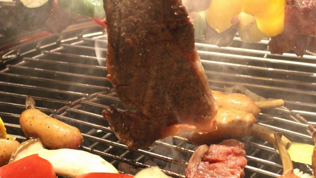 夕食はテラスで
熱々のバーベキュー！ / 1