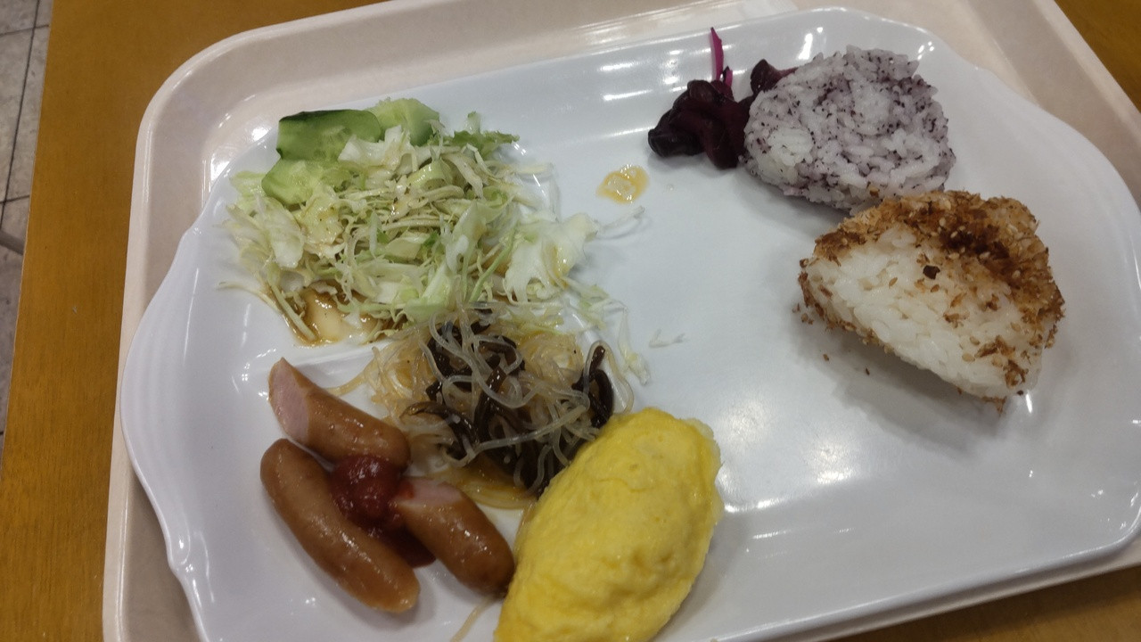 無料サービスの朝食